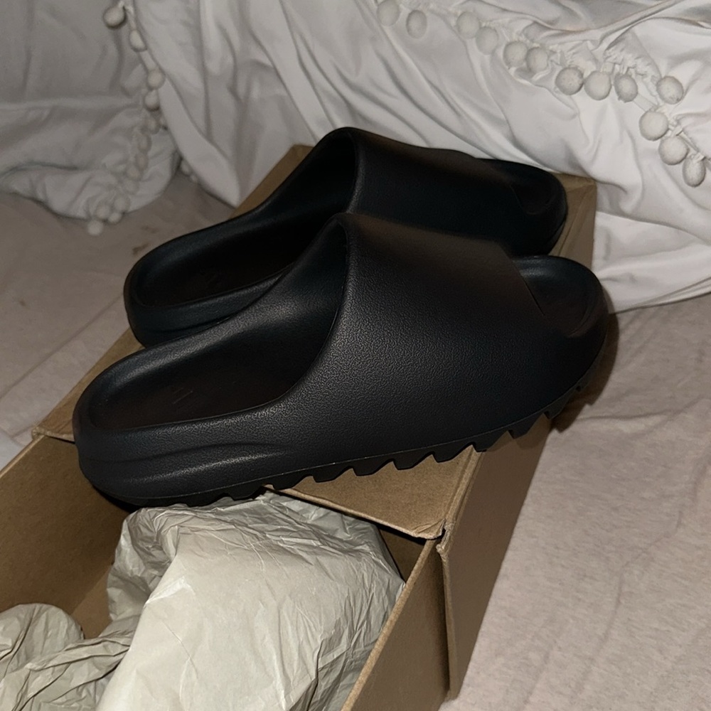 Men’s yeezy slides NEVER WORN BRAND NEW